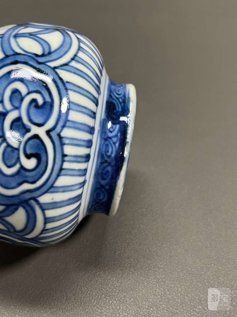 明万历  青花八卦云鹤纹蒜头瓶 - 图12